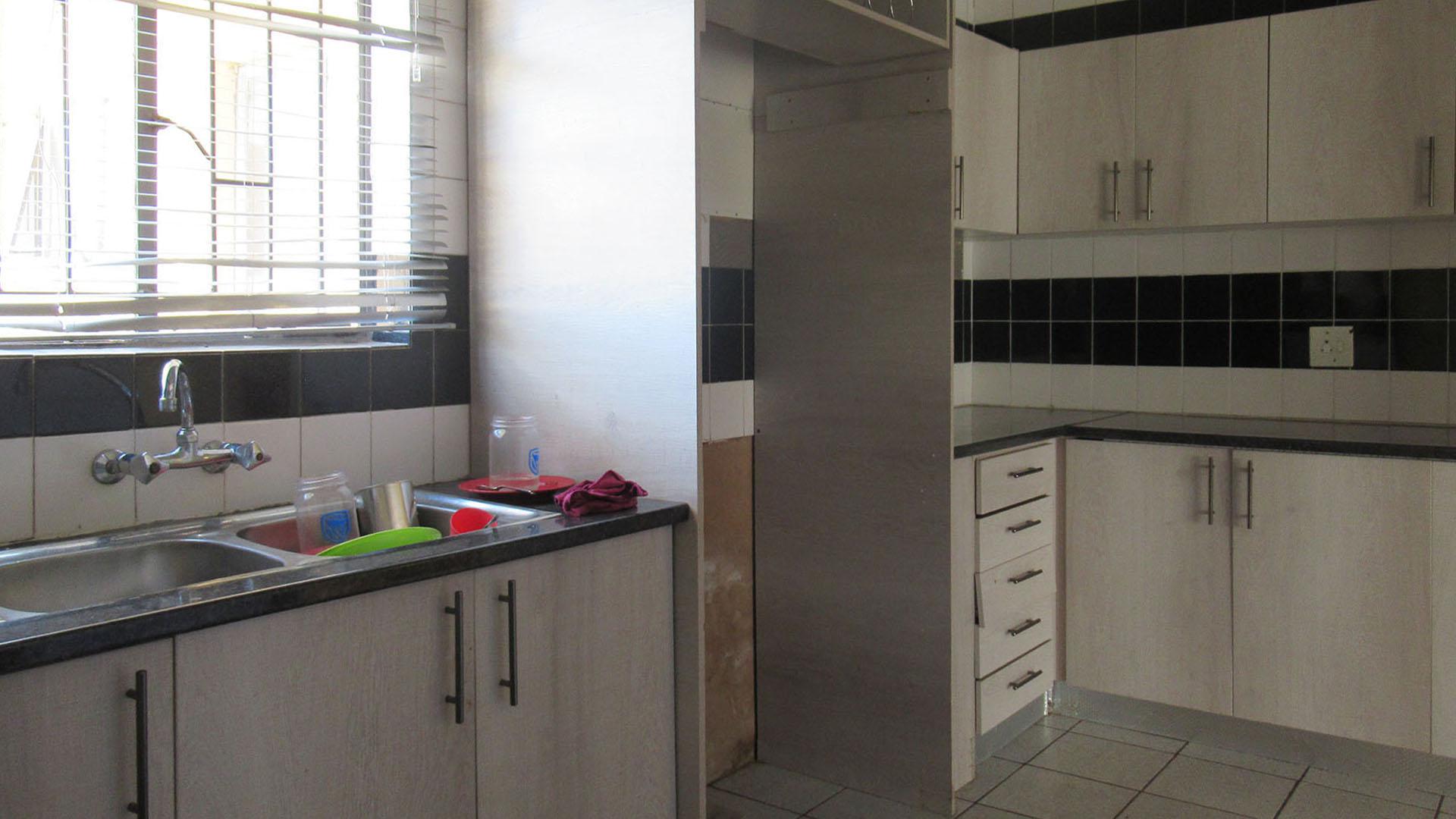 Kitchen - 11 square meters of property in Finsbury