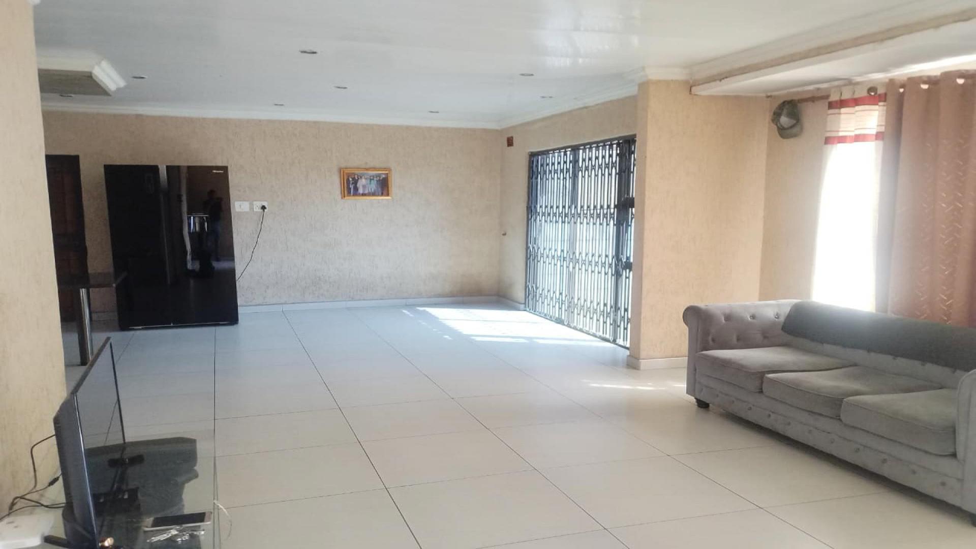Lounges - 21 square meters of property in Eldorado Park AH