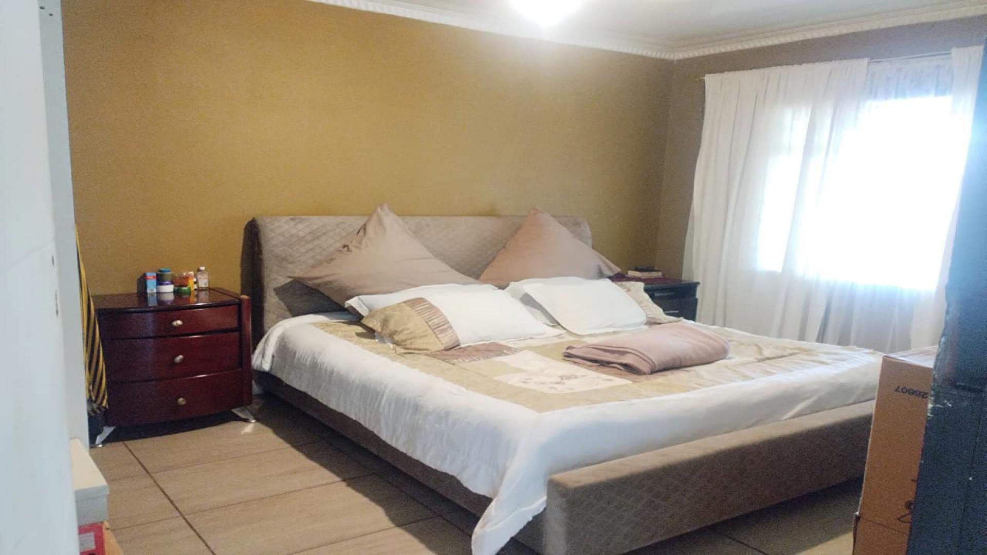 Bed Room 1 - 16 square meters of property in Eldorado Park AH