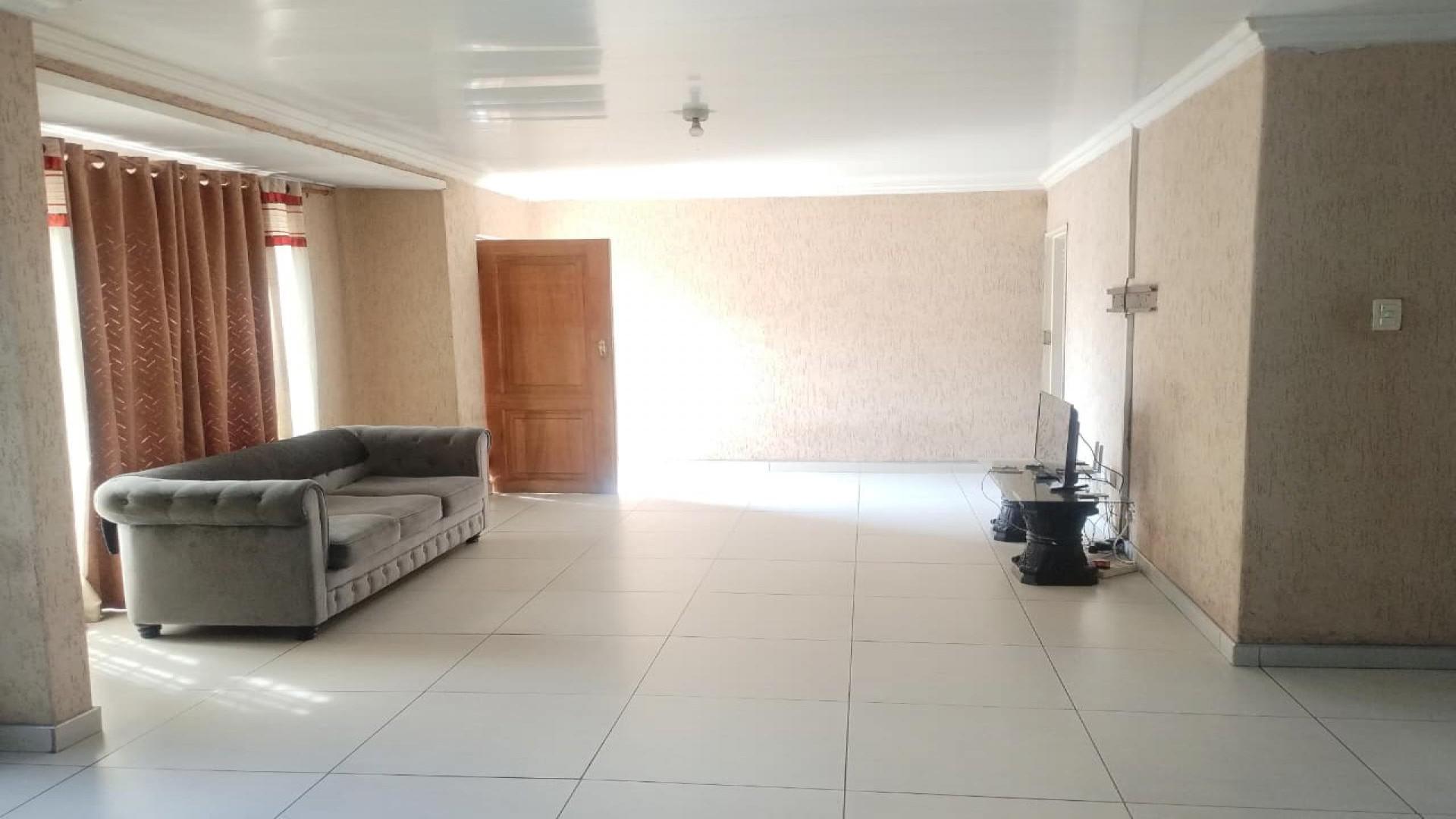 Lounges - 21 square meters of property in Eldorado Park AH