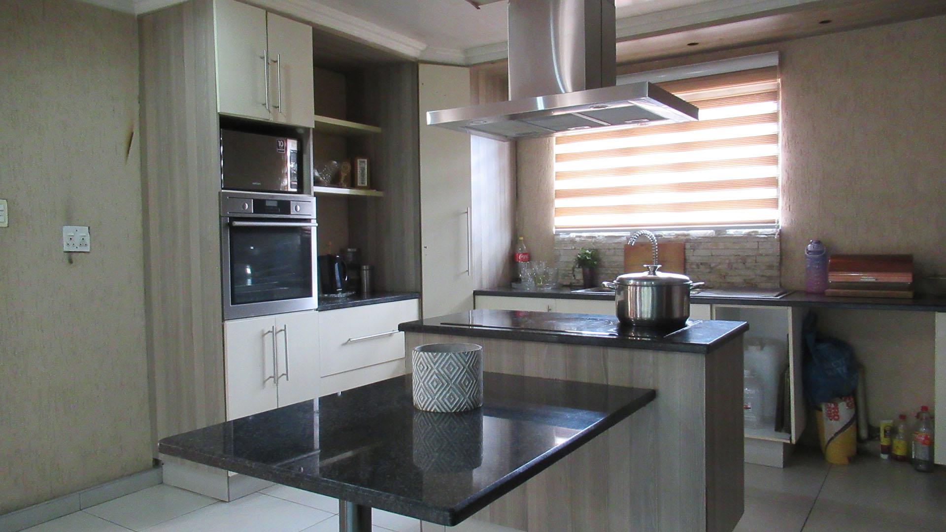 Kitchen - 19 square meters of property in Eldorado Park AH