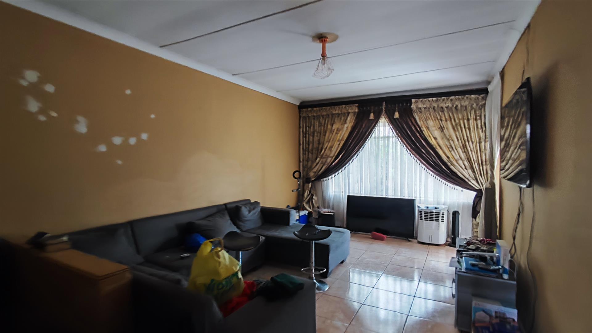 Lounges - 22 square meters of property in Vanderbijlpark