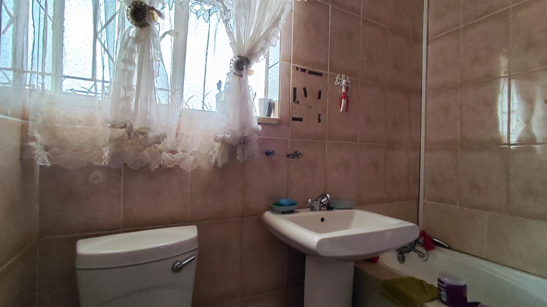 Bathroom 1 - 5 square meters of property in Vanderbijlpark