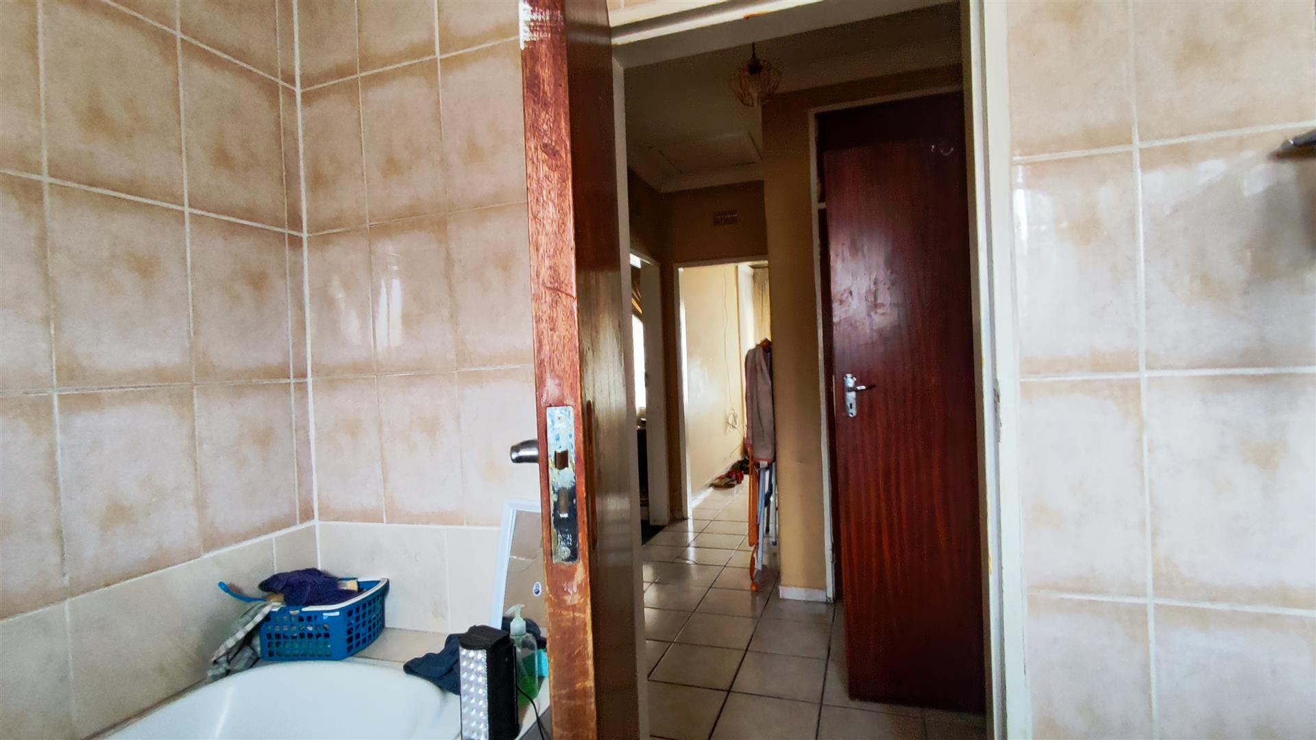 Bathroom 1 - 5 square meters of property in Vanderbijlpark