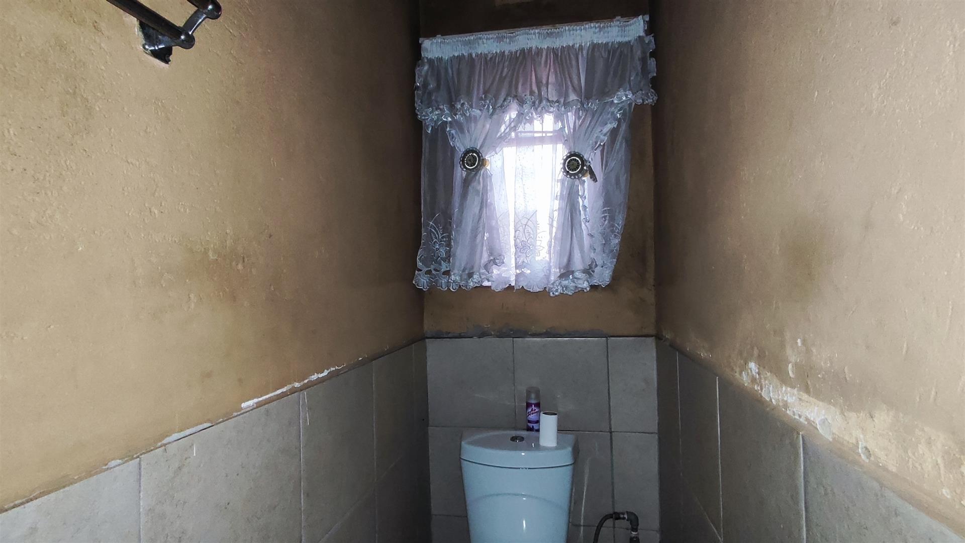 Bathroom 2 - 3 square meters of property in Vanderbijlpark