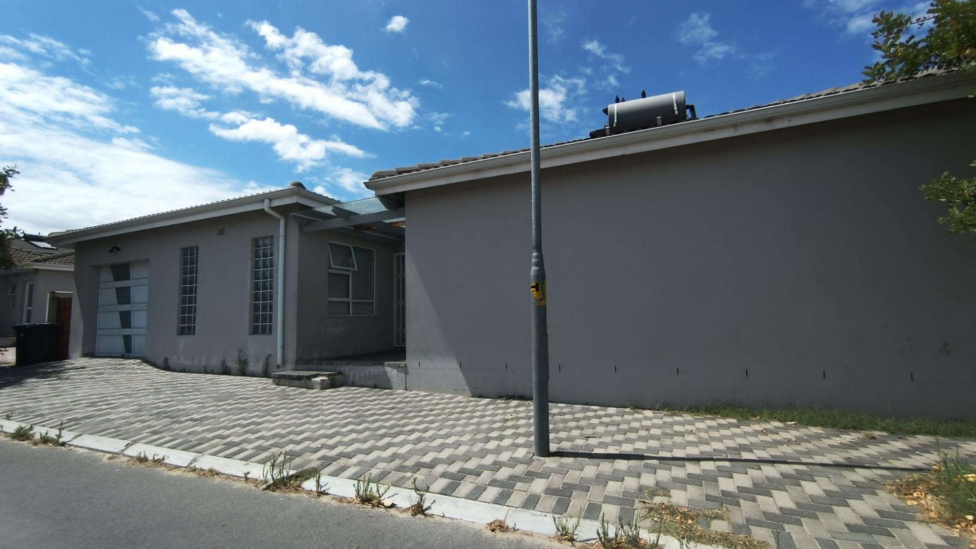 Front View of property in Silversands