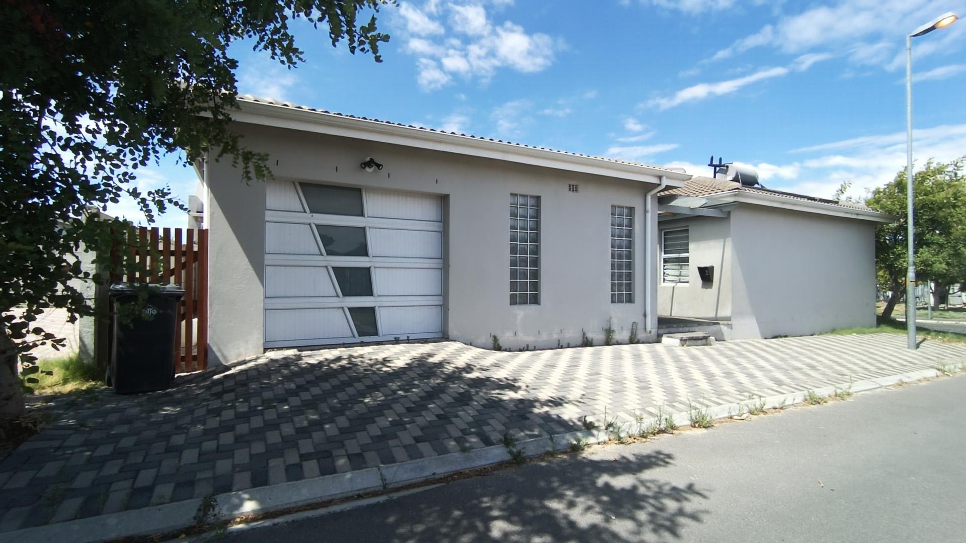 Front View of property in Silversands