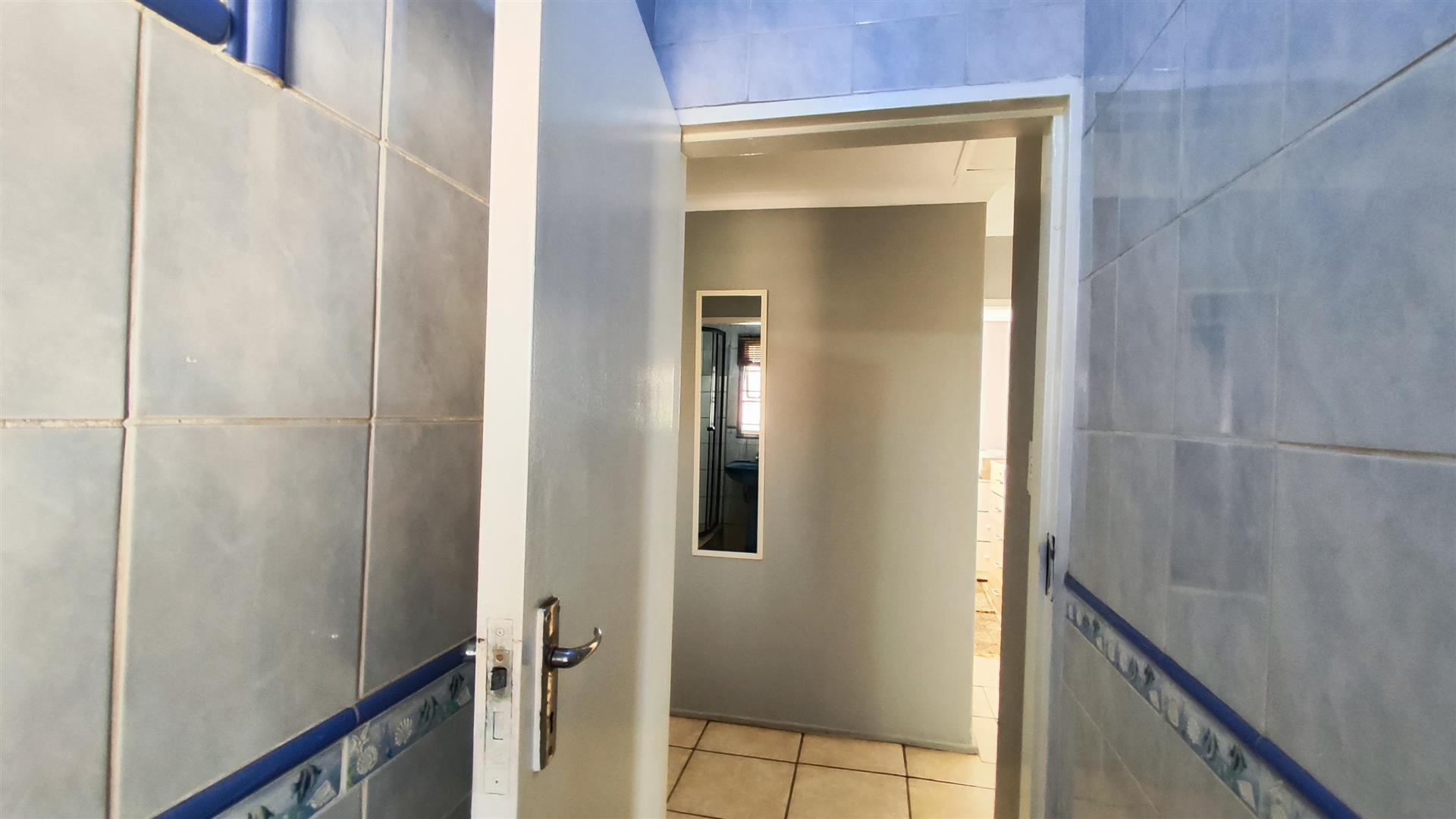 Bathroom 1 - 6 square meters of property in Ravenswood