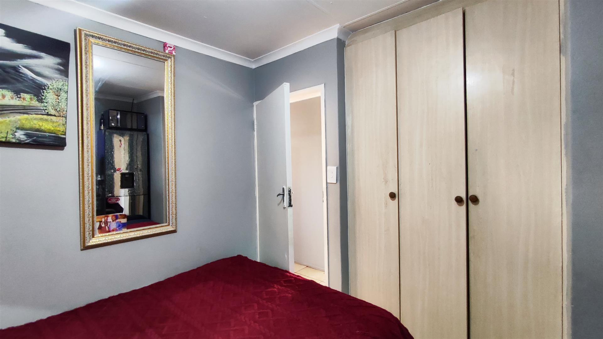 Bed Room 1 - 10 square meters of property in Ravenswood