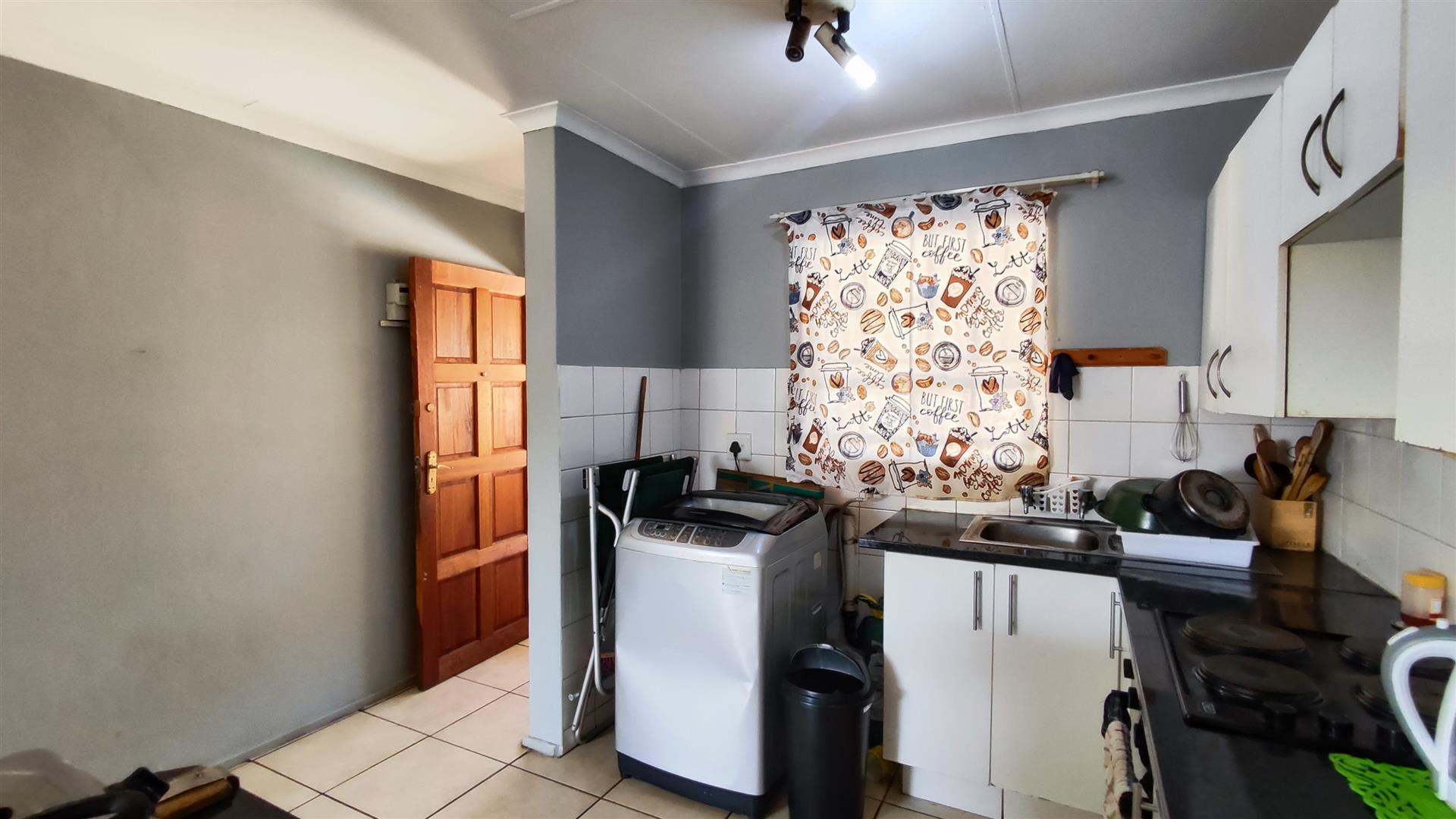 Kitchen - 7 square meters of property in Ravenswood