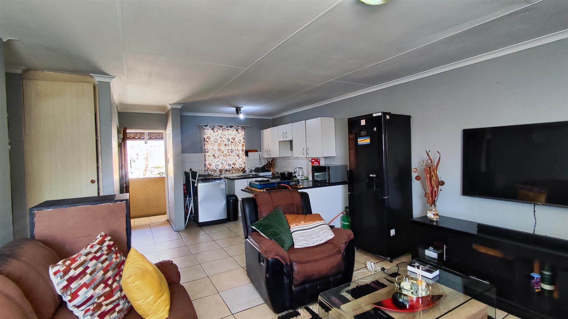 Lounges - 23 square meters of property in Ravenswood