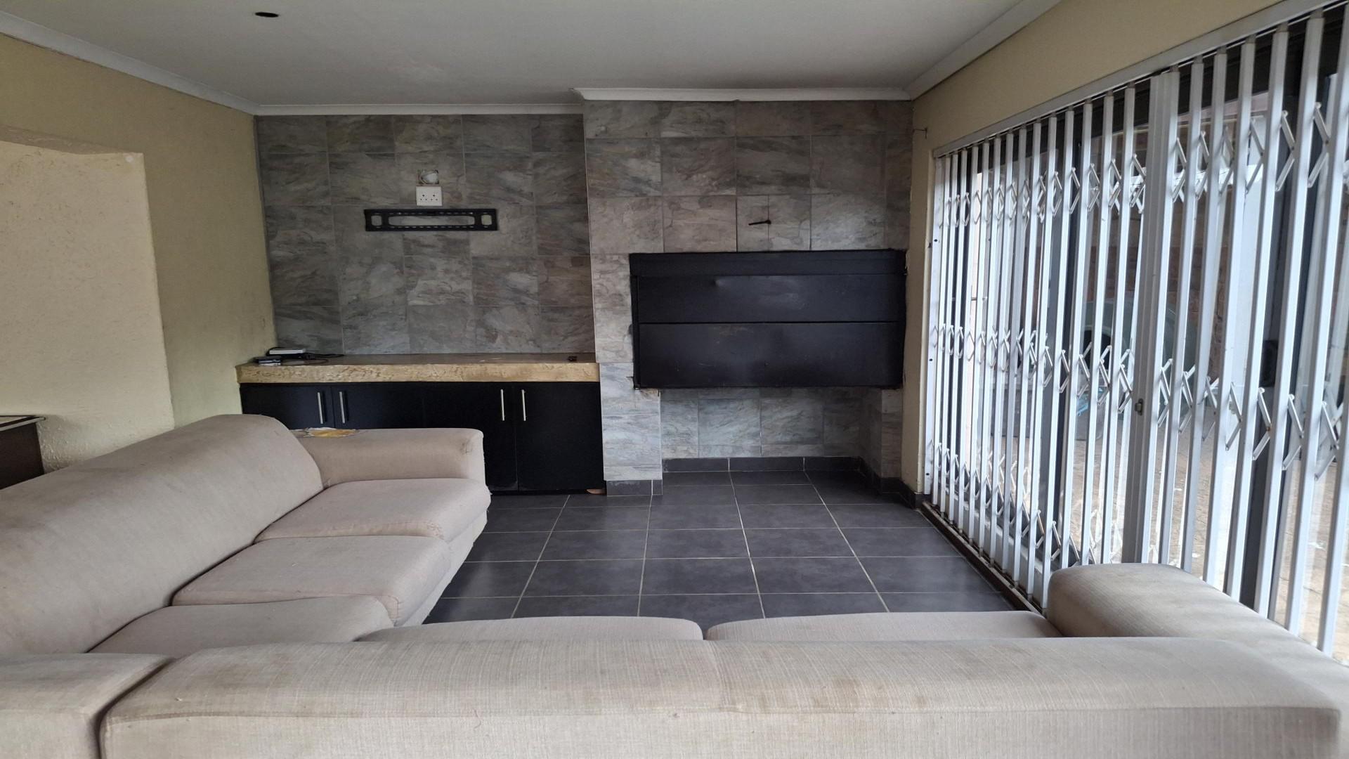 Lounges of property in Beacon Bay
