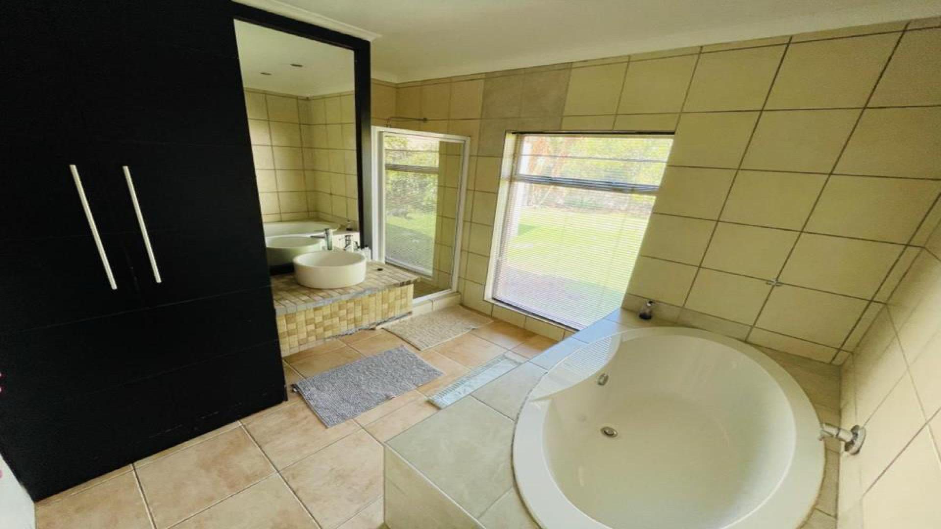 Bathroom 1 of property in Beacon Bay