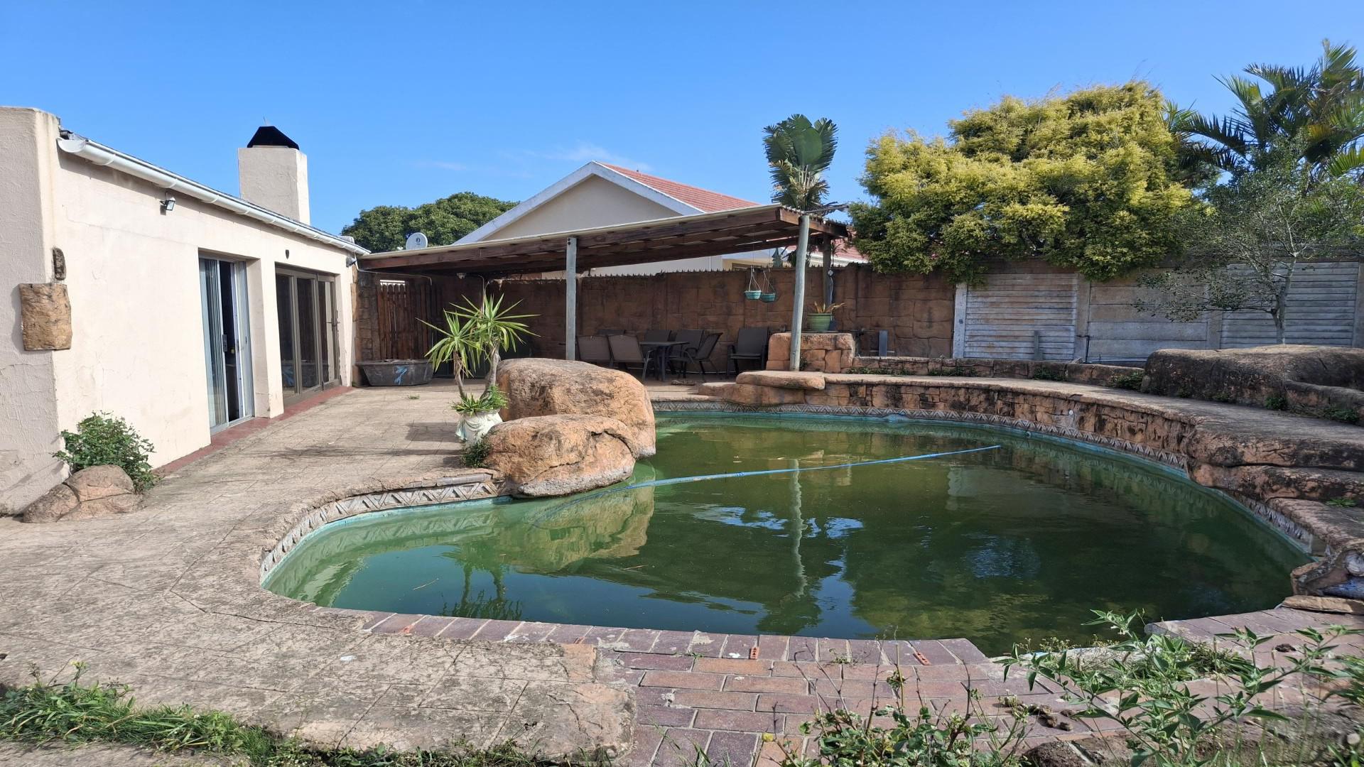 Swimming Pool of property in Beacon Bay