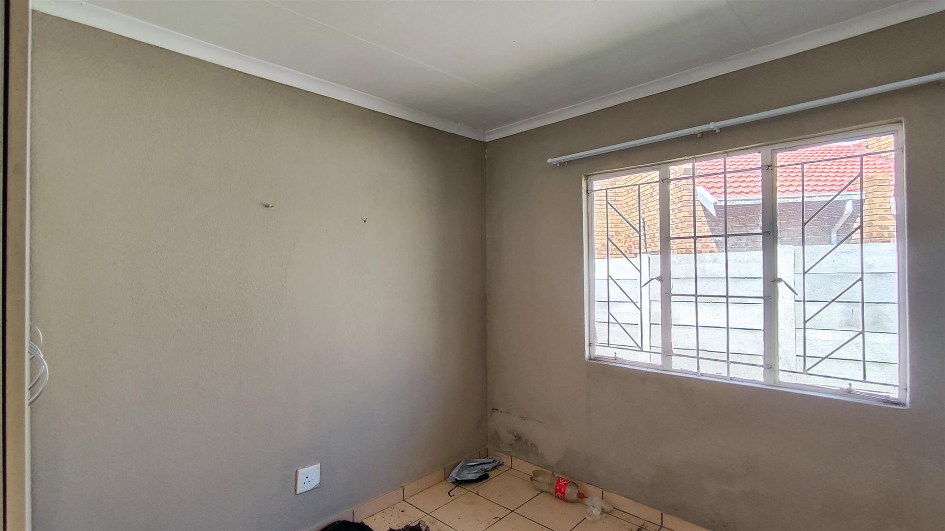 Bed Room 1 - 11 square meters of property in Minnebron