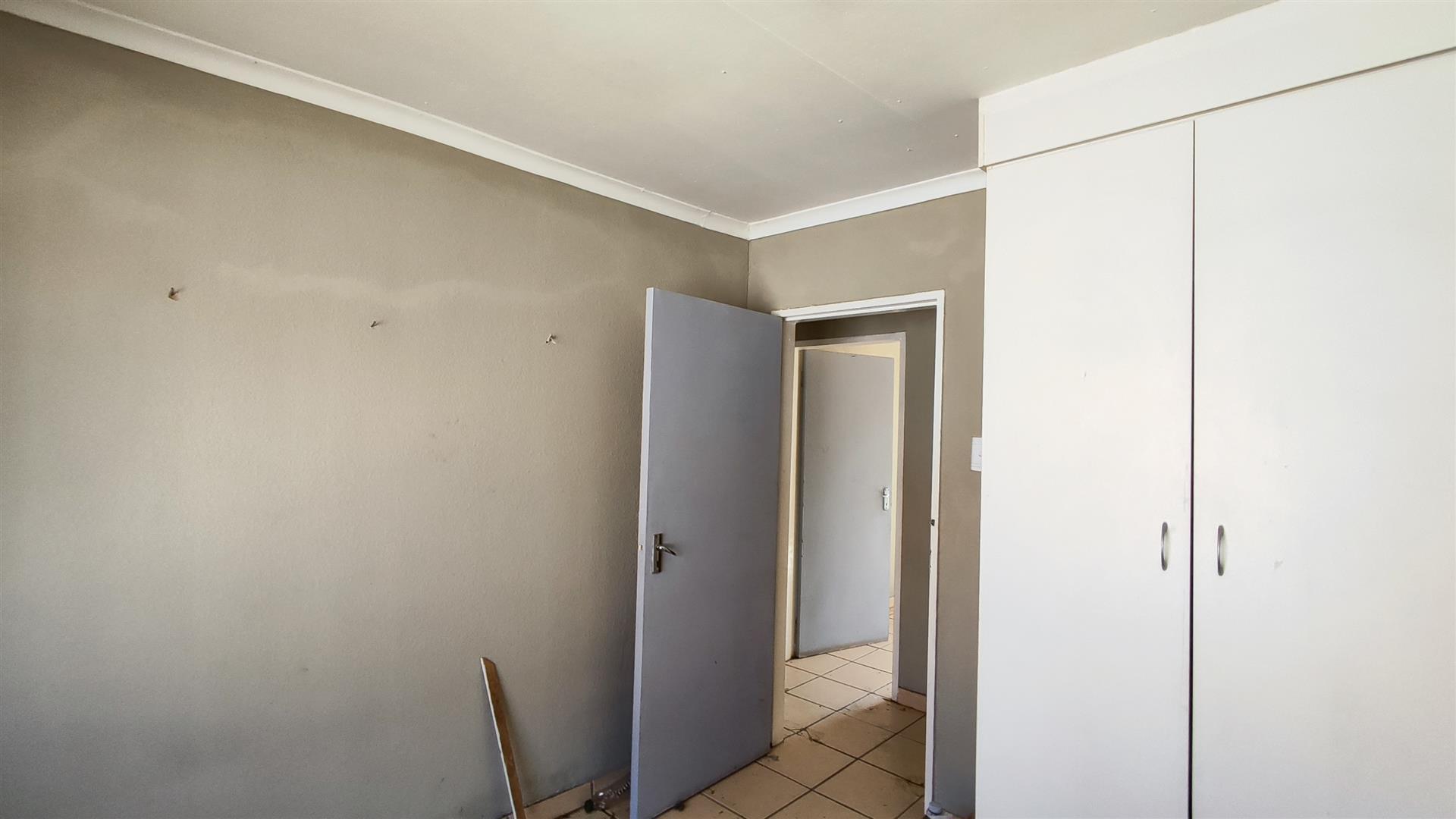 Bed Room 1 - 11 square meters of property in Minnebron