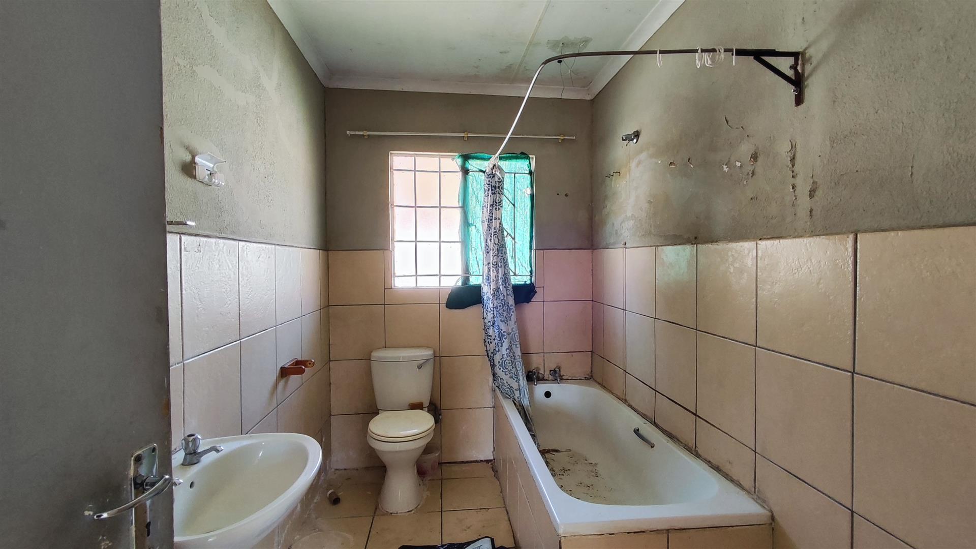 Bathroom 1 - 6 square meters of property in Minnebron