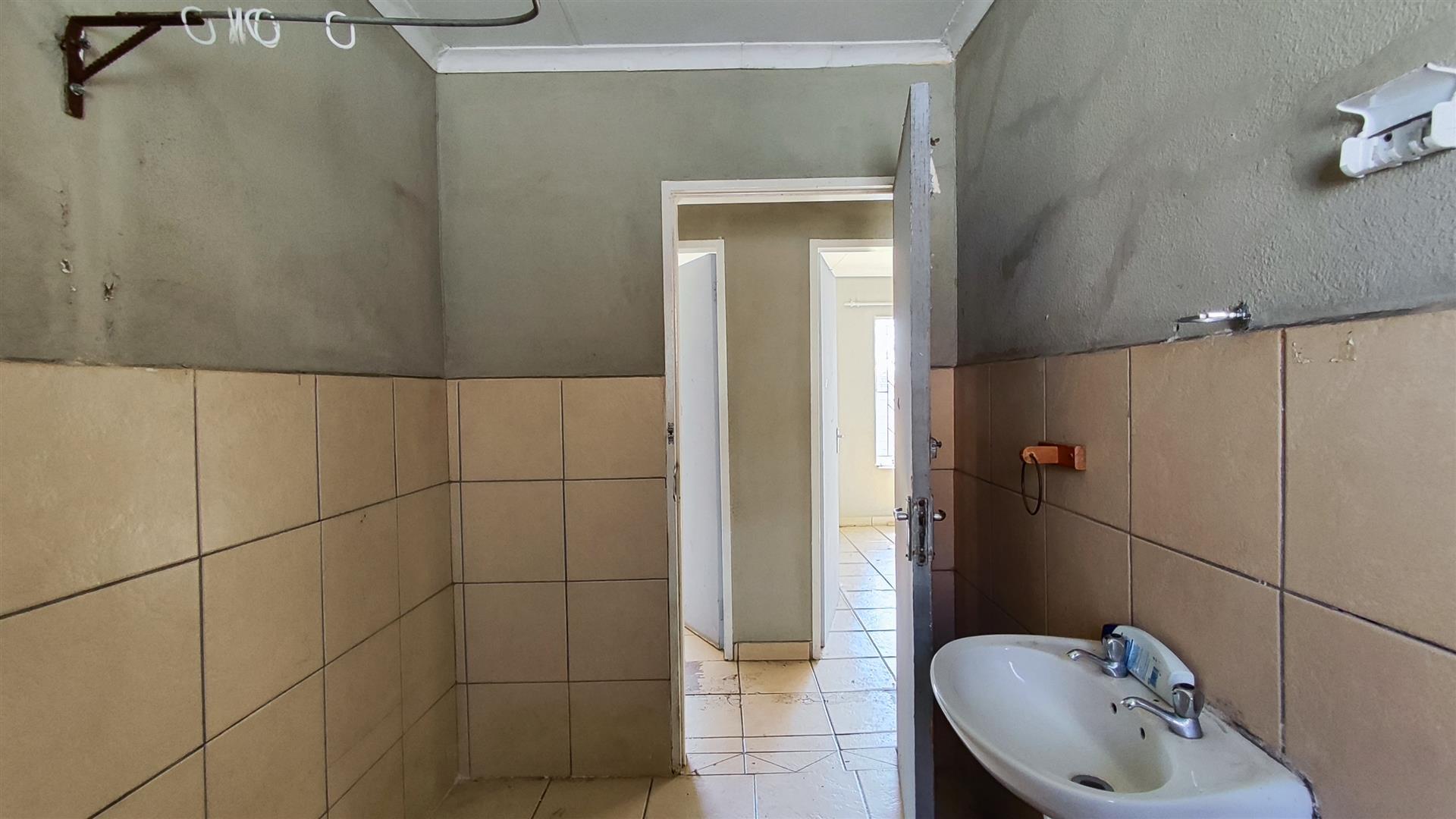 Bathroom 1 - 6 square meters of property in Minnebron