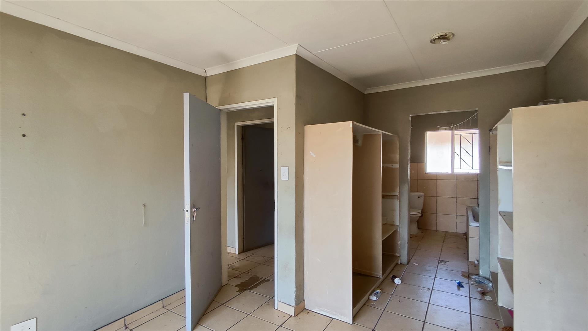 Main Bedroom - 12 square meters of property in Minnebron