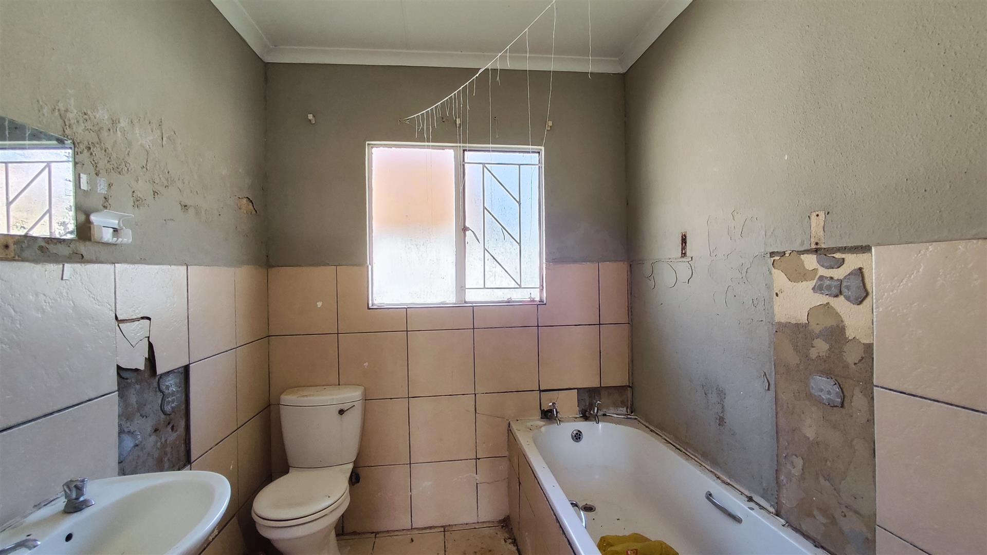 Main Bathroom - 5 square meters of property in Minnebron