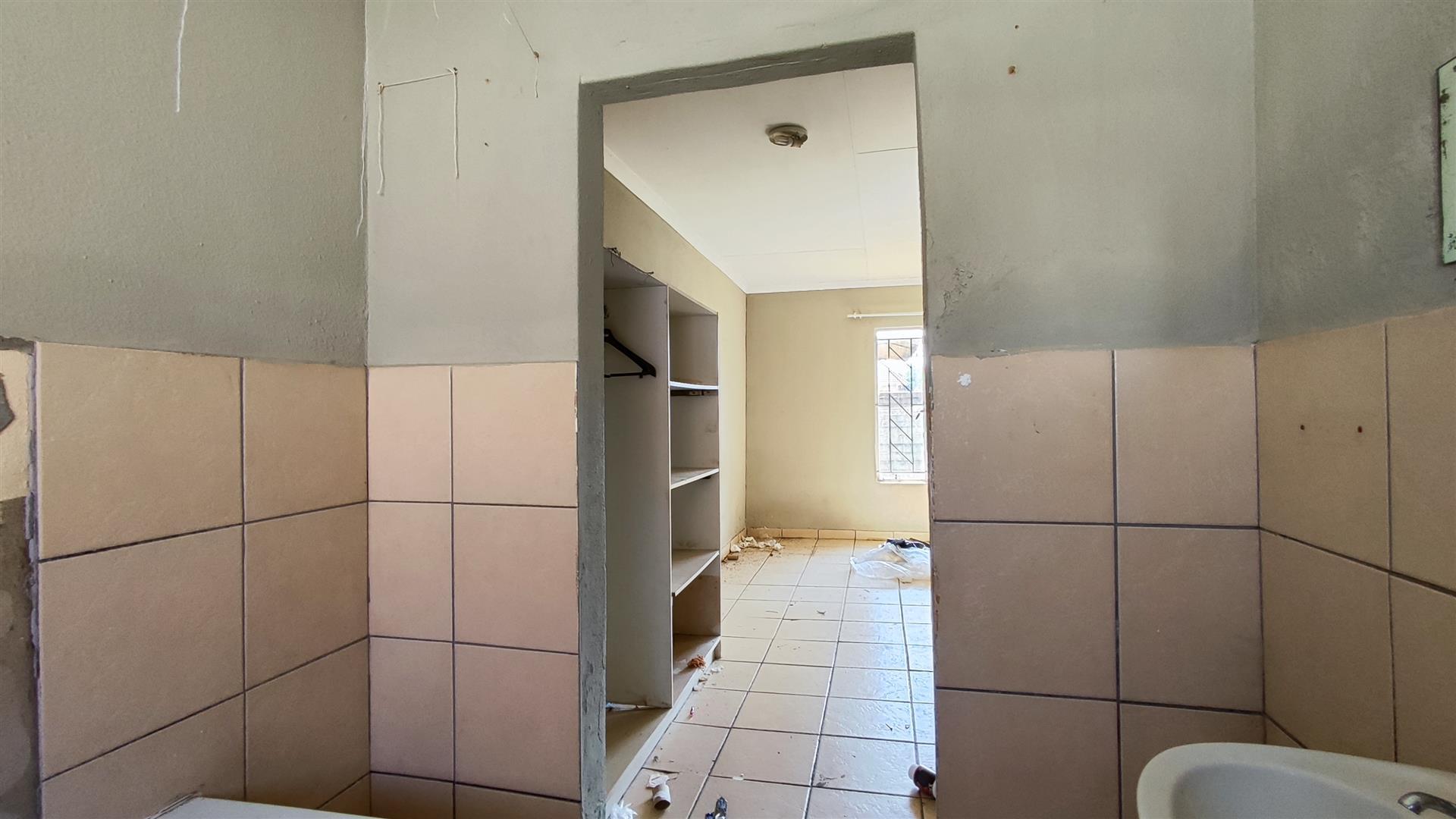 Main Bathroom - 5 square meters of property in Minnebron