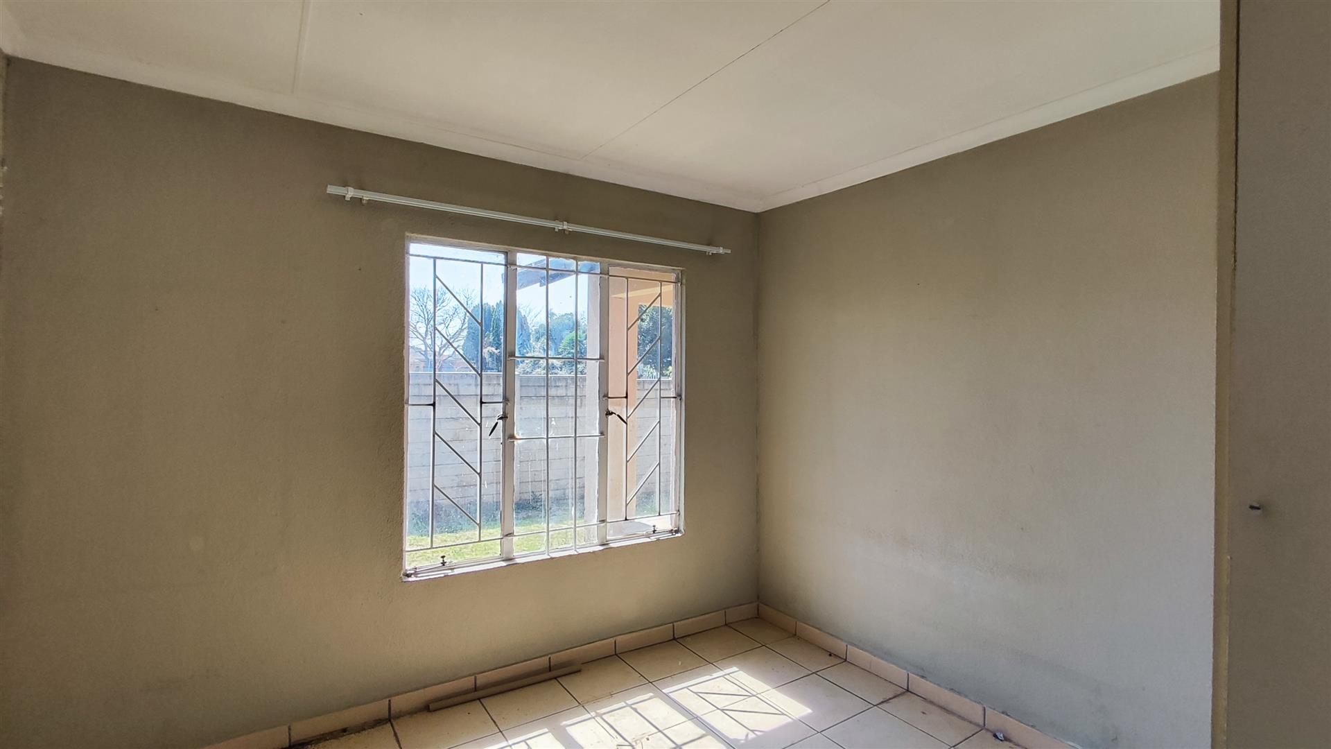 Bed Room 2 - 11 square meters of property in Minnebron