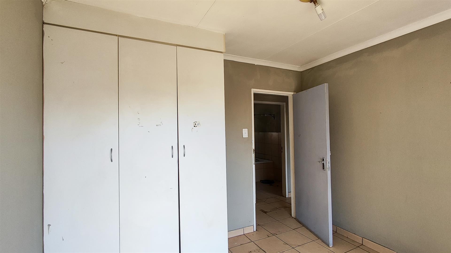 Bed Room 2 - 11 square meters of property in Minnebron