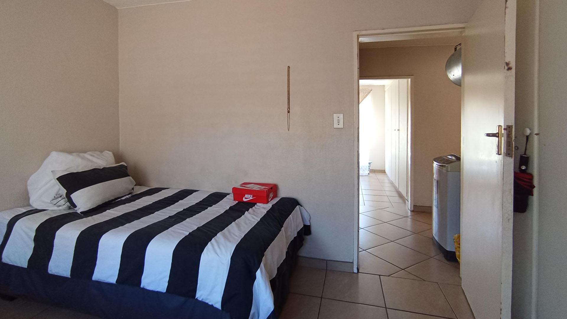Bed Room 1 - 12 square meters of property in Rietfontein