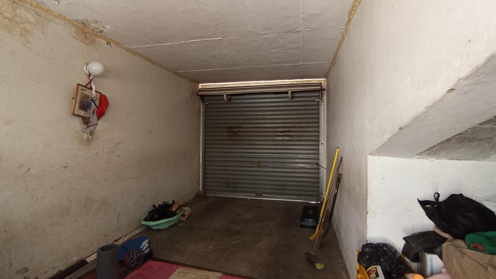 Garage of property in Rietfontein