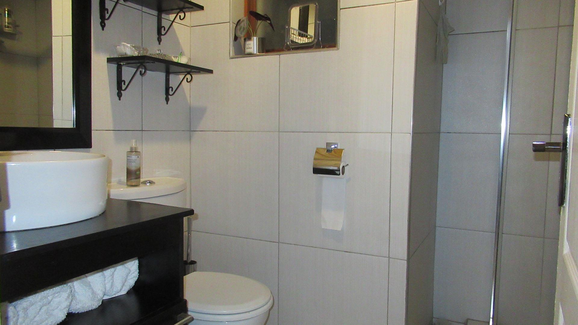 Bathroom 1 - 5 square meters of property in Tulisa Park