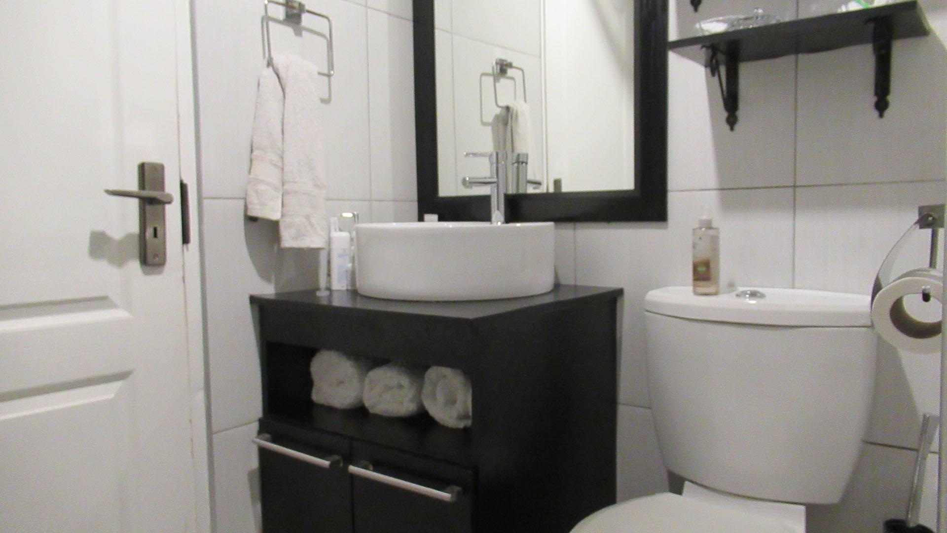 Bathroom 1 - 5 square meters of property in Tulisa Park