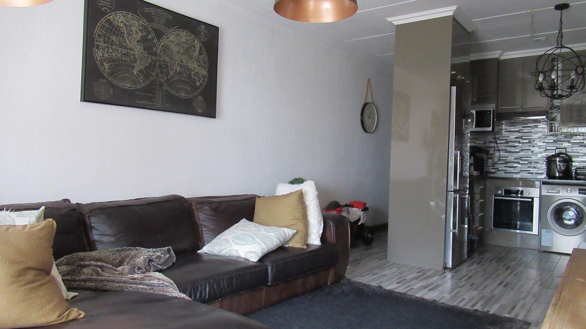 Lounges - 21 square meters of property in Tulisa Park