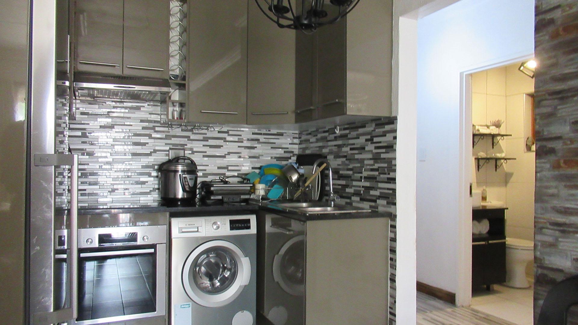 Kitchen - 9 square meters of property in Tulisa Park