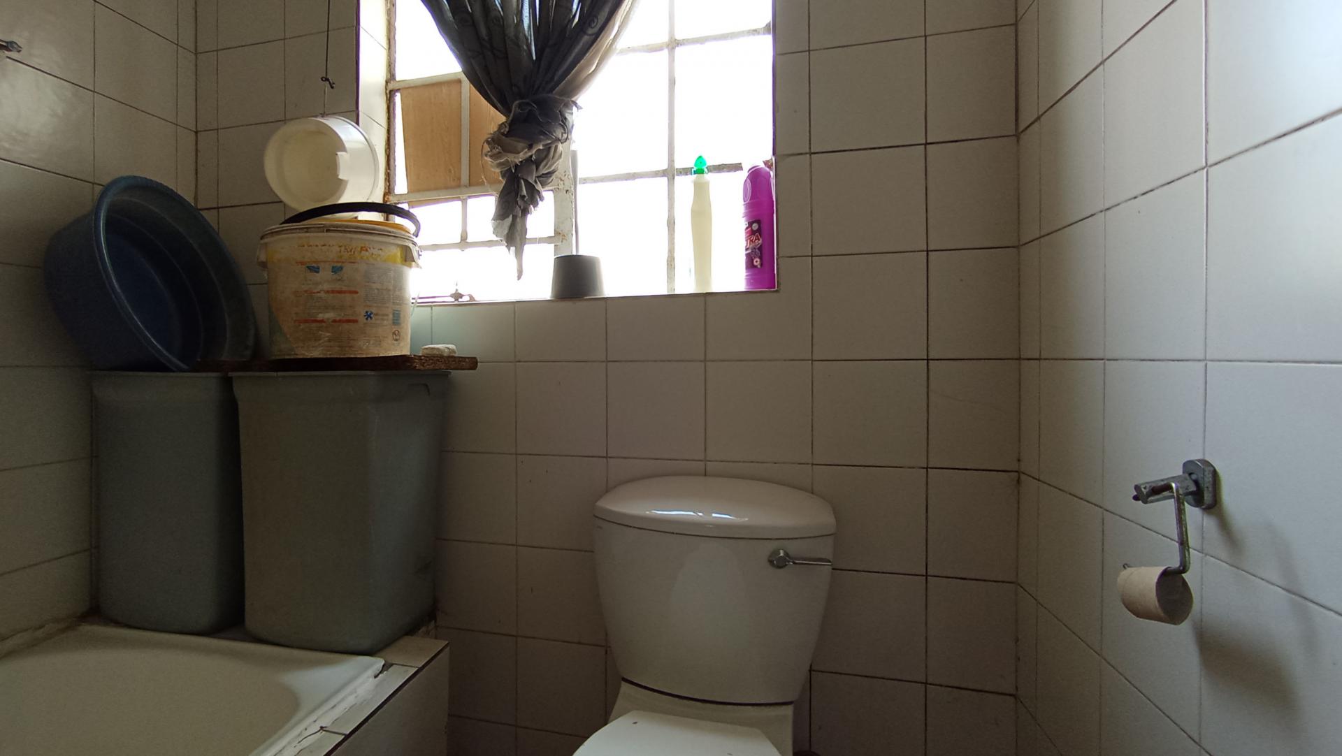 Bathroom 1 - 5 square meters of property in Brixton