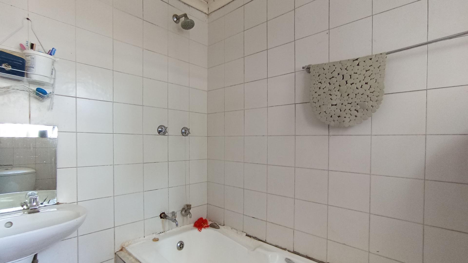 Bathroom 1 - 5 square meters of property in Brixton