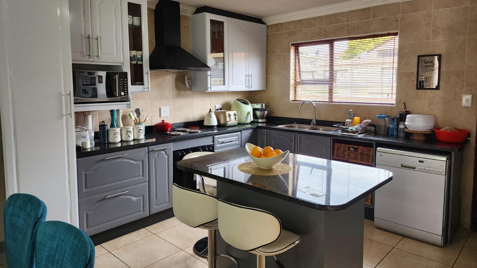 Kitchen - 21 square meters of property in Vanderbijlpark