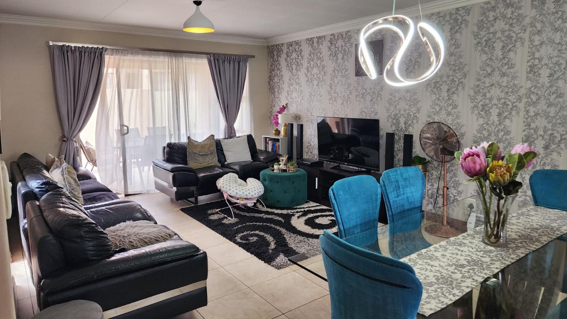 Lounges - 21 square meters of property in Vanderbijlpark