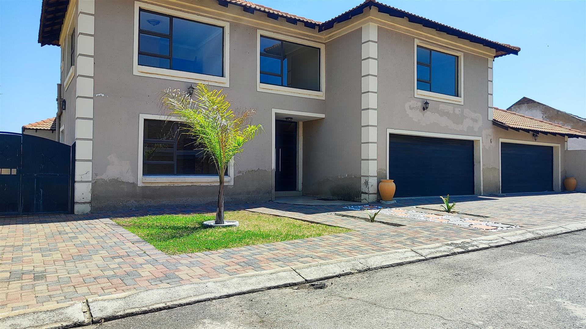 Front View of property in Sonneveld