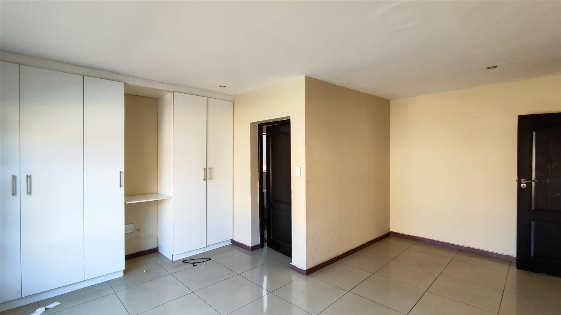 Bed Room 1 - 24 square meters of property in Sonneveld