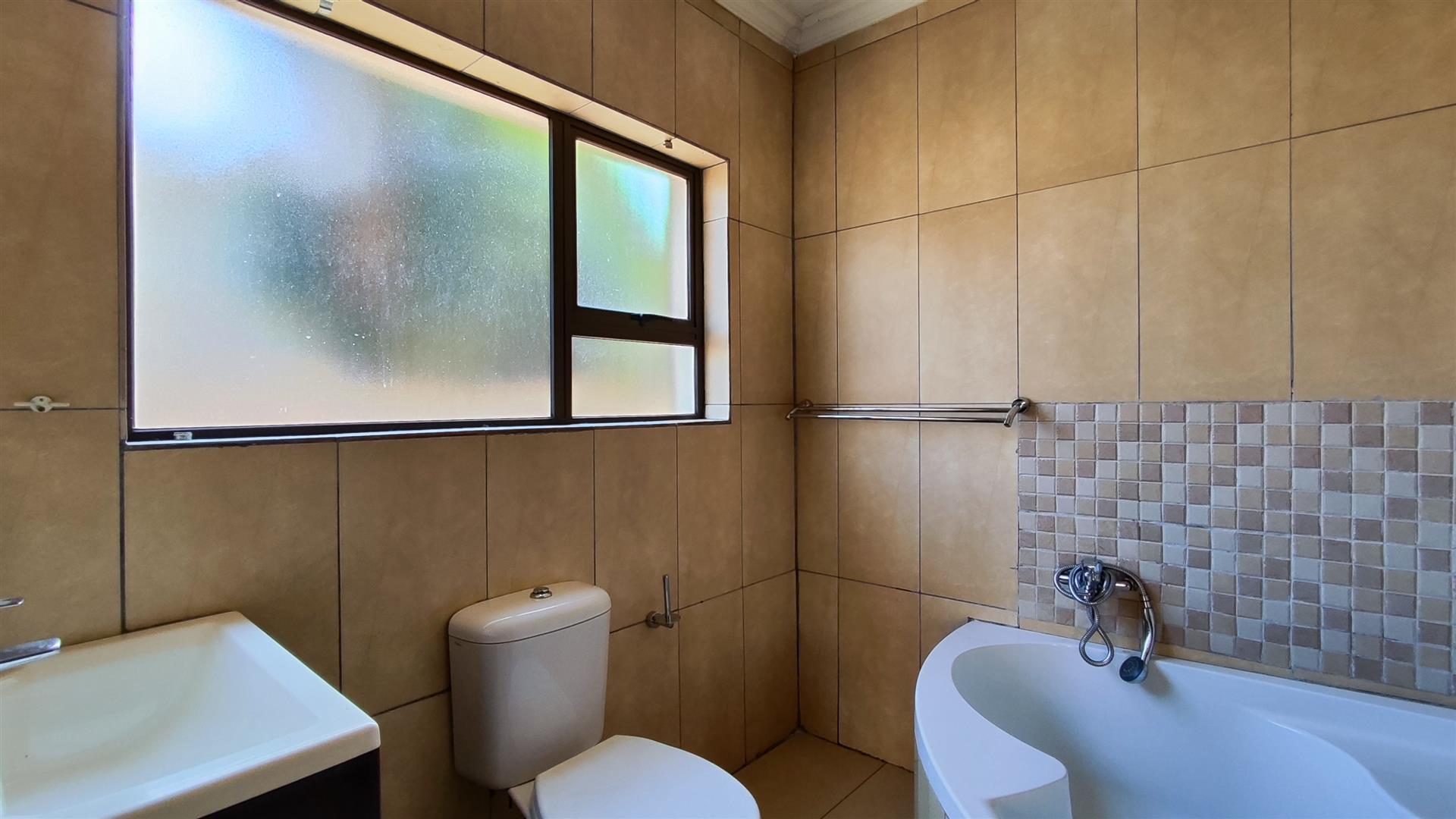 Bathroom 1 - 4 square meters of property in Sonneveld