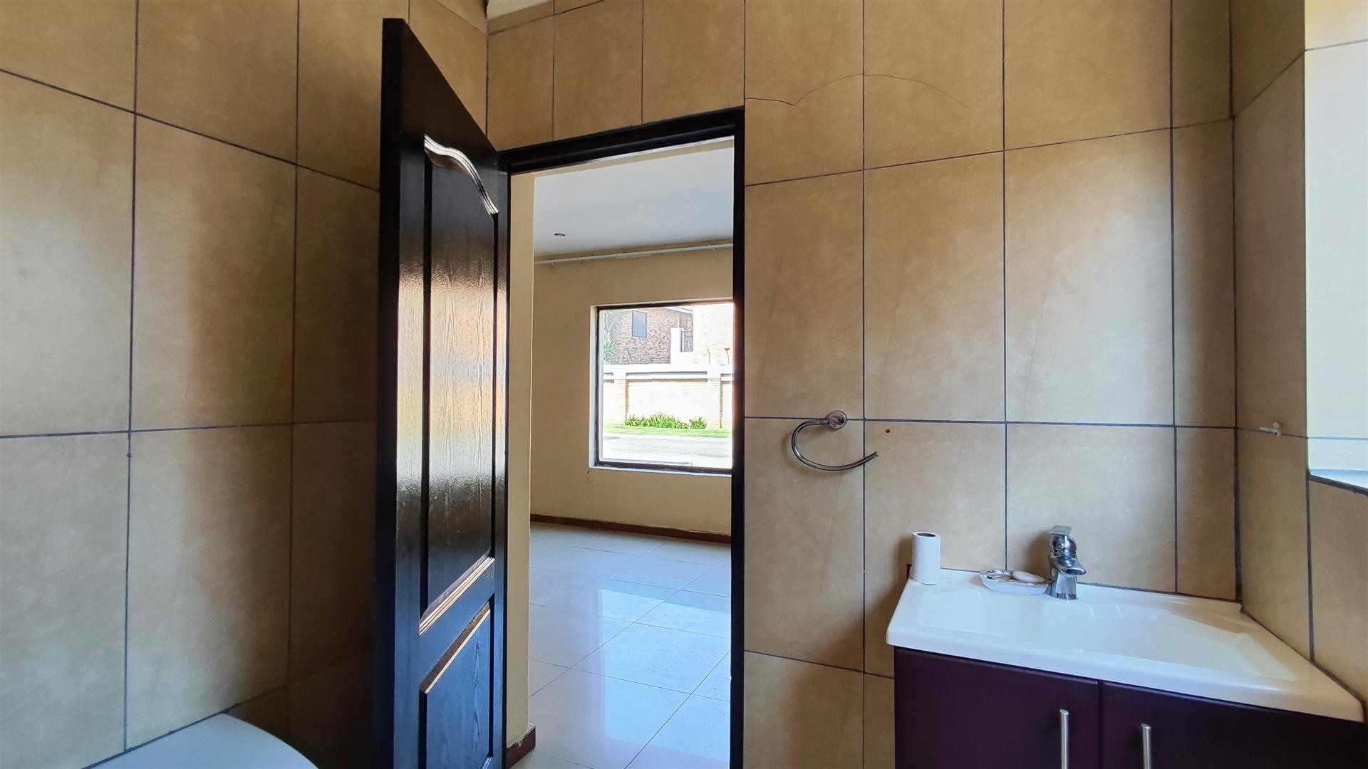 Bathroom 1 - 4 square meters of property in Sonneveld