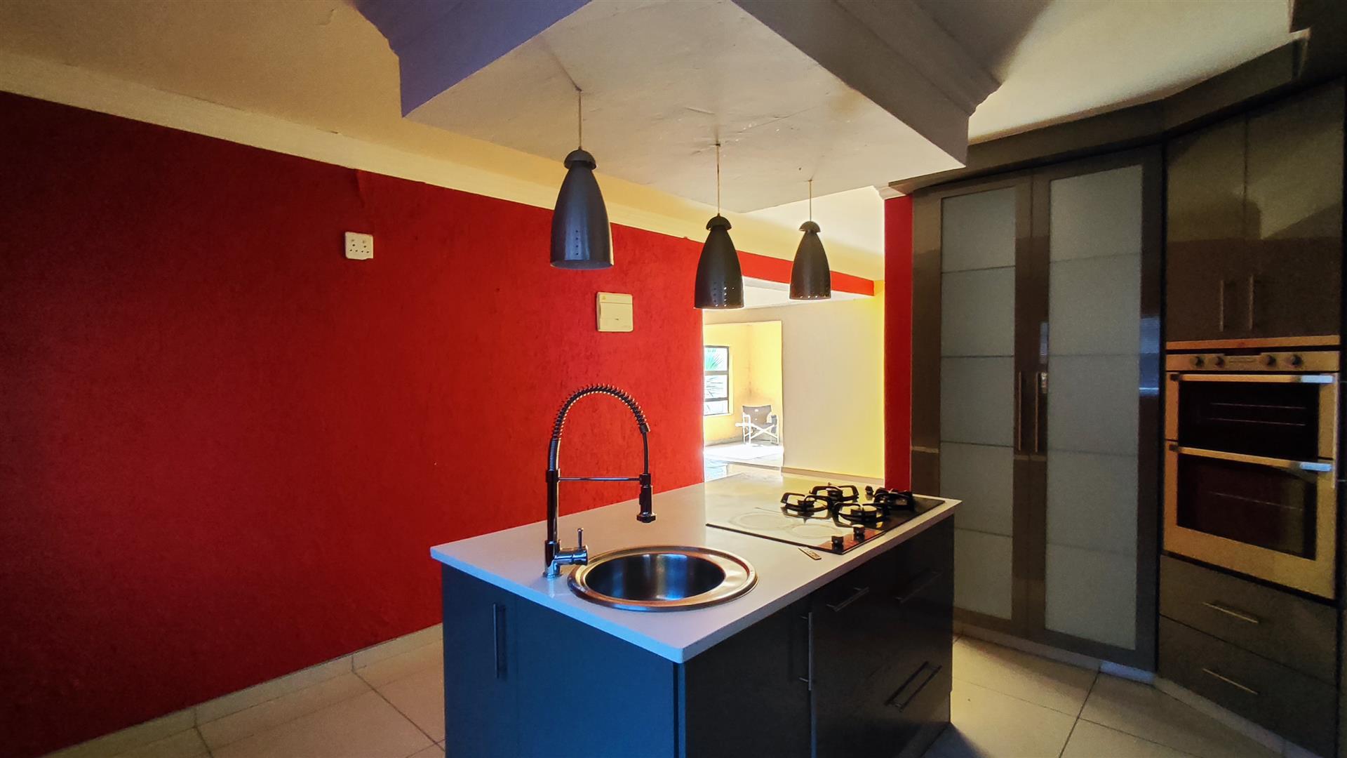 Kitchen - 21 square meters of property in Sonneveld