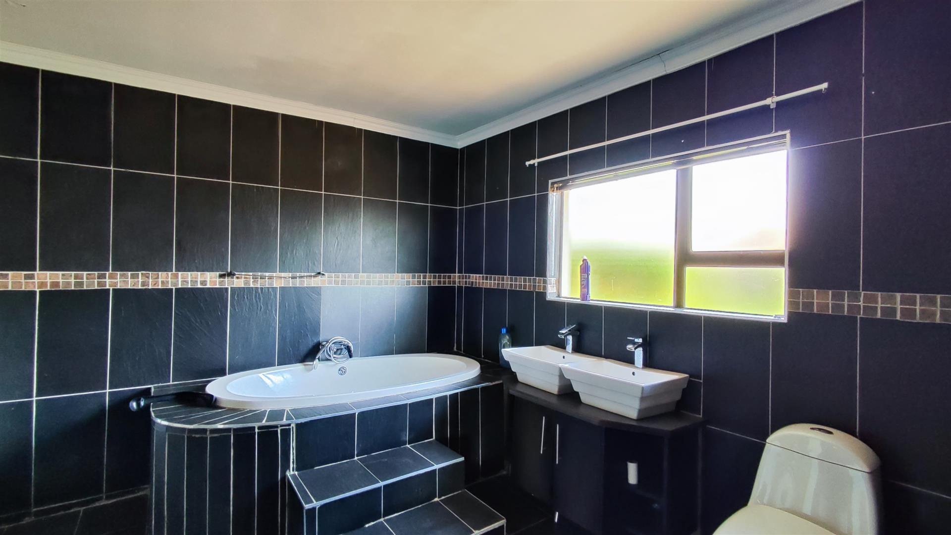 Main Bathroom - 18 square meters of property in Sonneveld