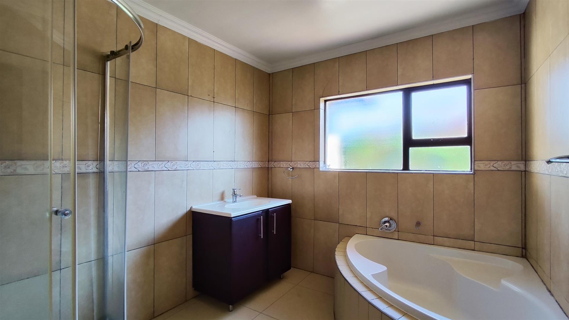 Bathroom 2 - 8 square meters of property in Sonneveld