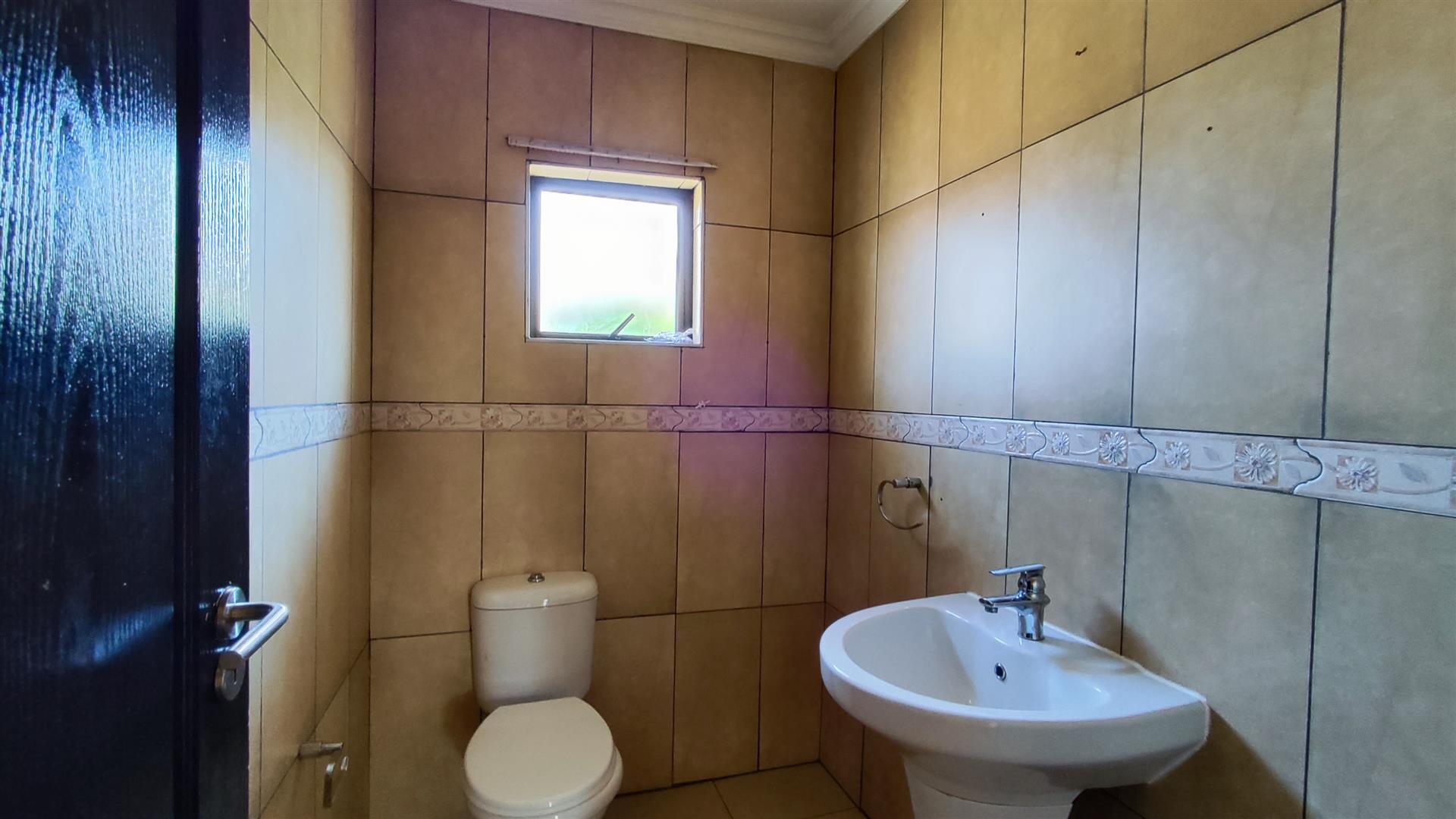 Bathroom 3+ - 4 square meters of property in Sonneveld