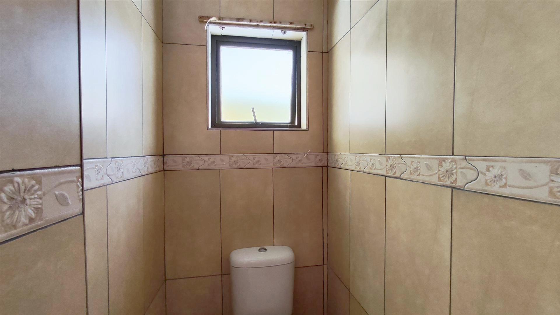 Guest Toilet - 2 square meters of property in Sonneveld