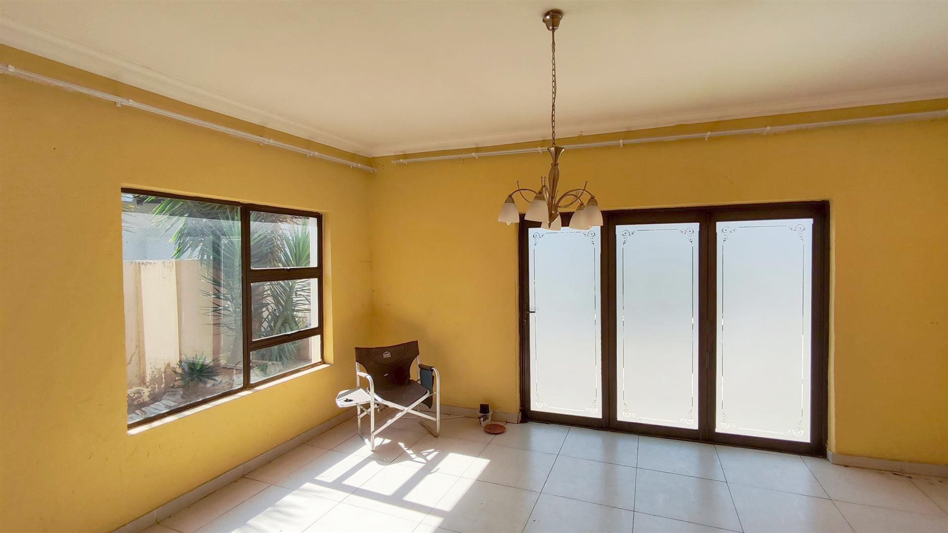 Spaces - 83 square meters of property in Sonneveld