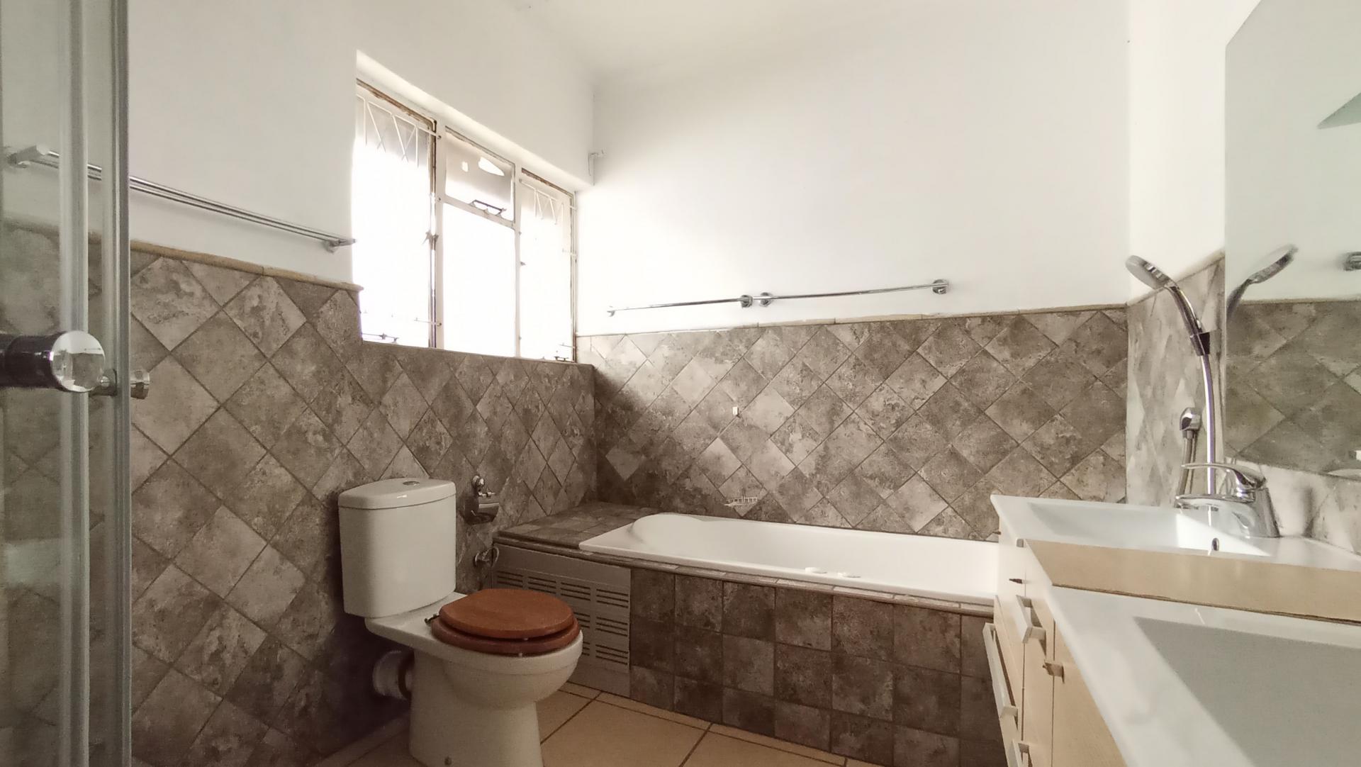 Main Bathroom - 10 square meters of property in Croydon