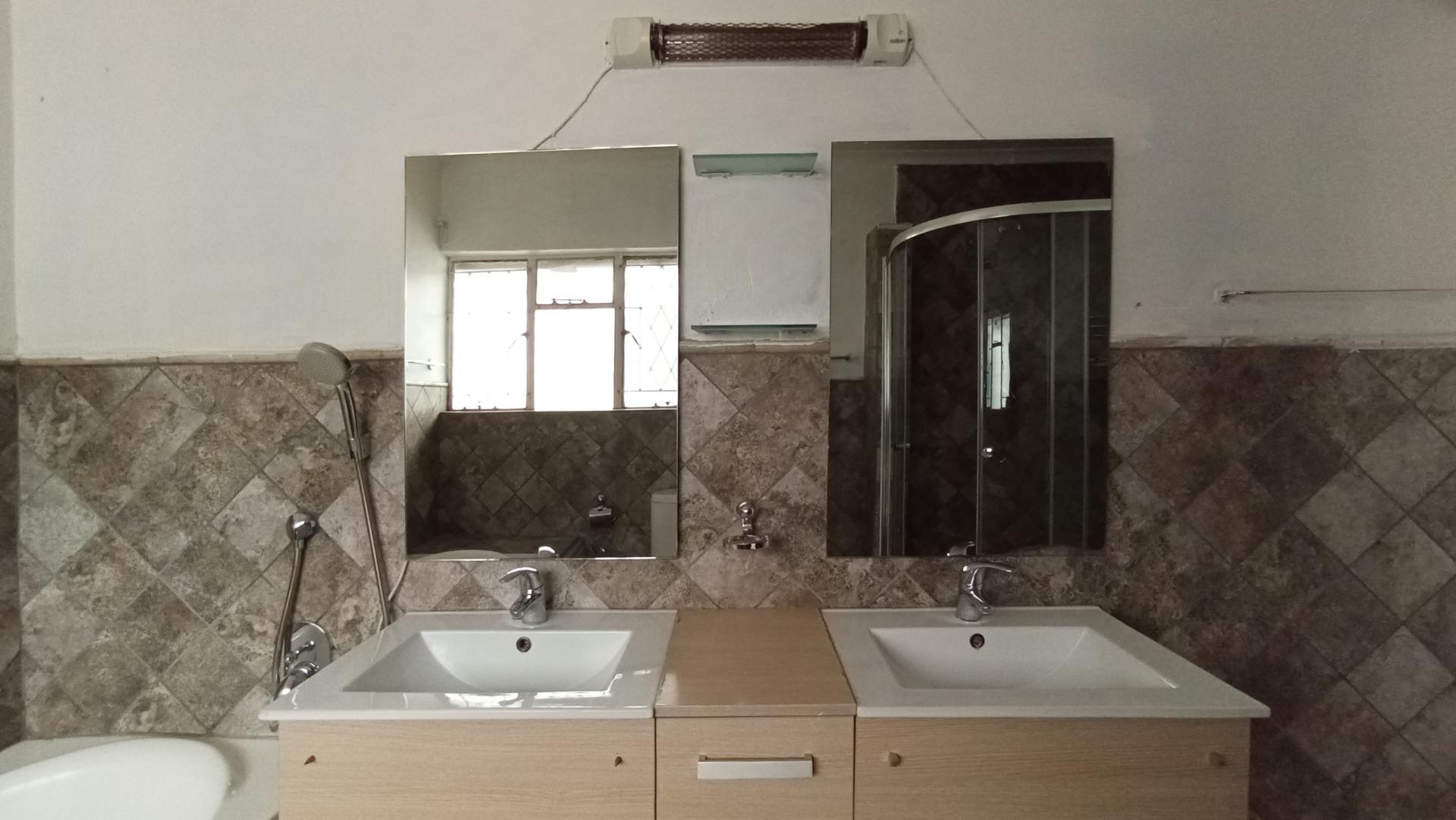 Main Bathroom - 10 square meters of property in Croydon