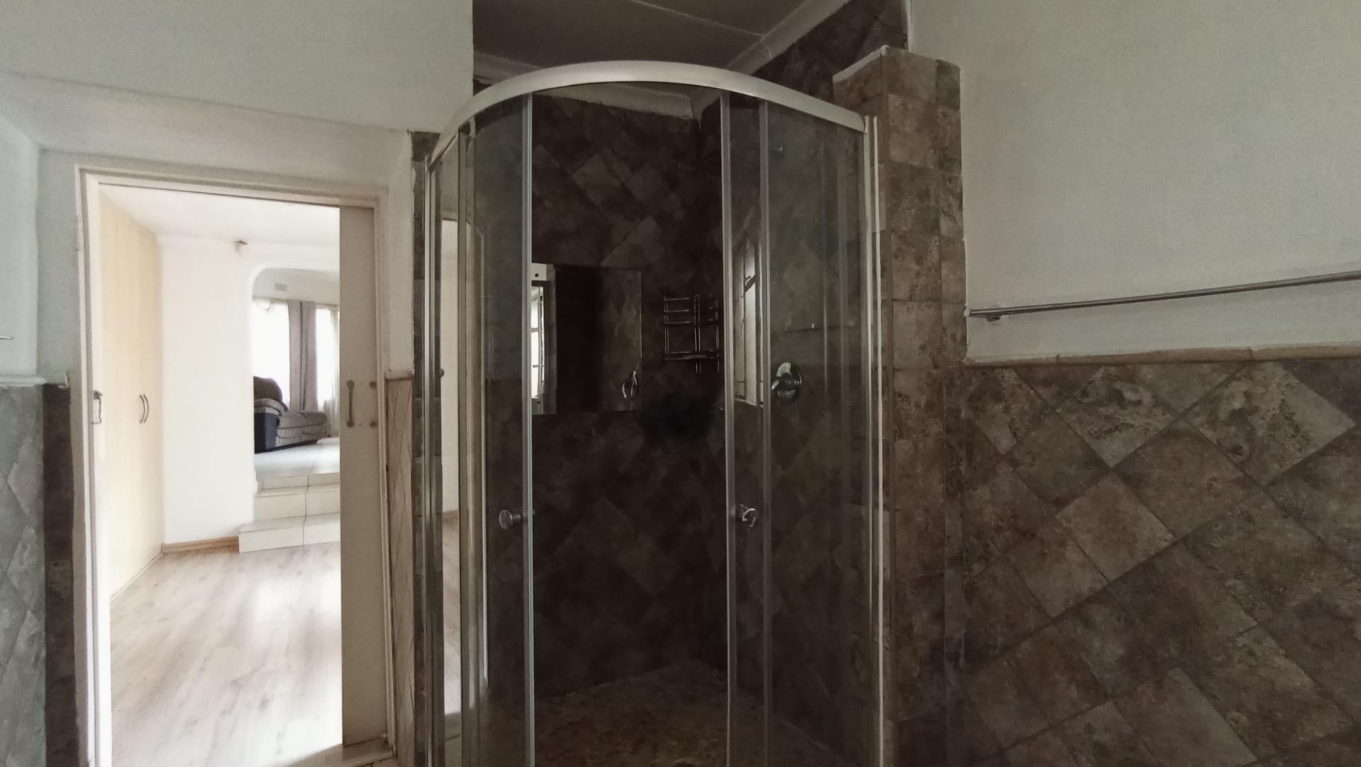 Main Bathroom - 10 square meters of property in Croydon